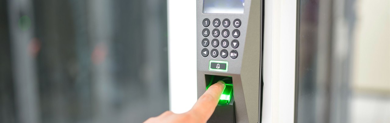 Controle de ponto em empresas presenciais: como integrar jornada e operação