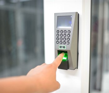 Controle de ponto em empresas presenciais: como integrar jornada e operação